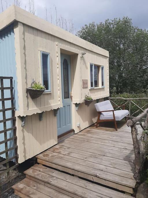 Off Grid Rosie Sheperd Hut And Summerhouse Plus 1 Acre At Tanyrallt Llanybyther Exterior foto