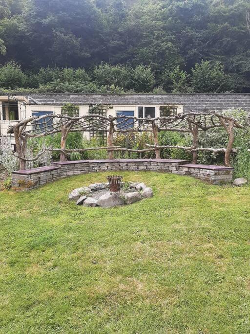 Off Grid Rosie Sheperd Hut And Summerhouse Plus 1 Acre At Tanyrallt Llanybyther Exterior foto