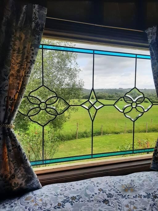 Off Grid Rosie Sheperd Hut And Summerhouse Plus 1 Acre At Tanyrallt Llanybyther Exterior foto