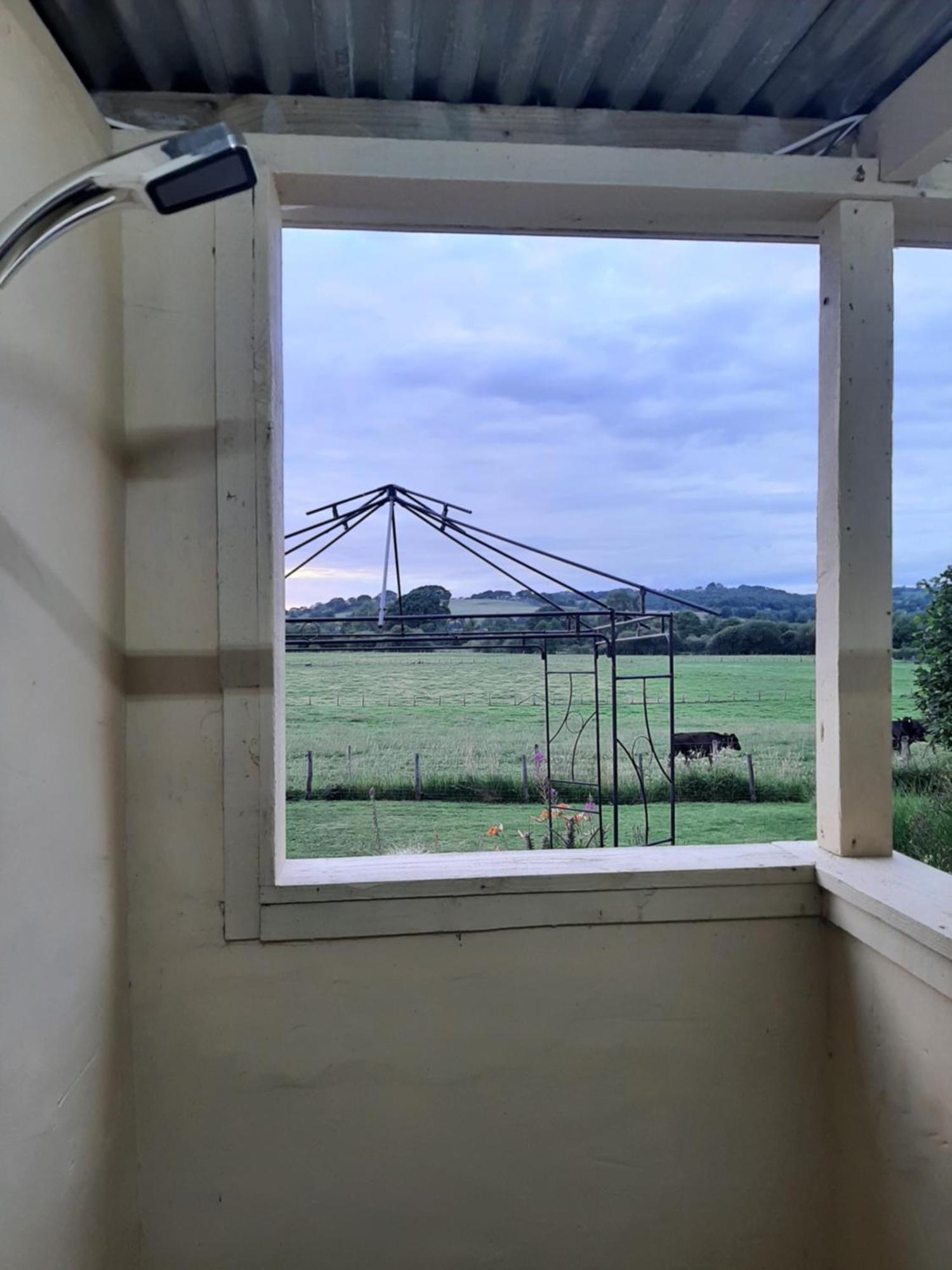 Off Grid Rosie Sheperd Hut And Summerhouse Plus 1 Acre At Tanyrallt Llanybyther Exterior foto